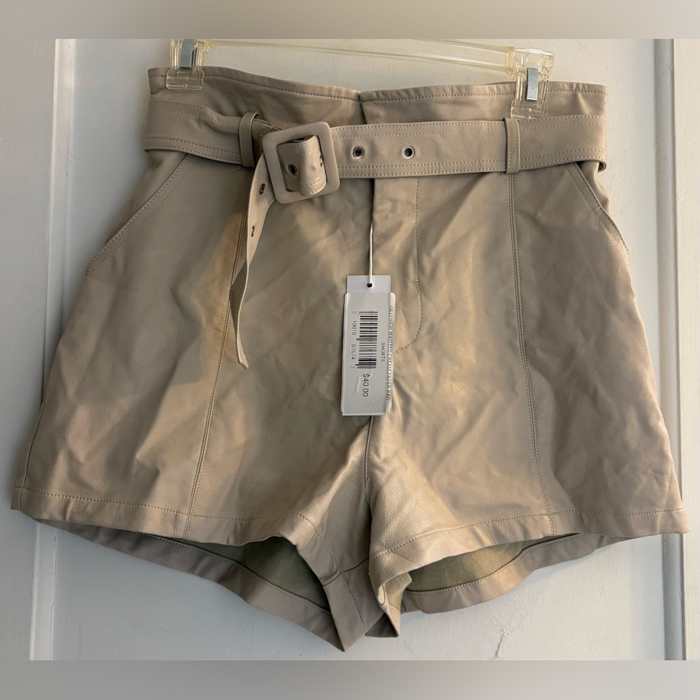 Gilli High Waisted Cream Paper Bag Shorts Size Small NWT